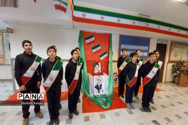 ادای احترام دانش آموزان به شهید گمنام منطقه۵