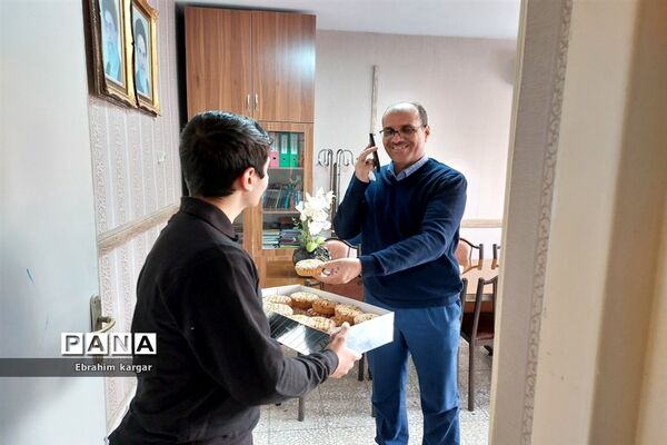 ادای احترام دانش آموزان به شهید گمنام منطقه۵