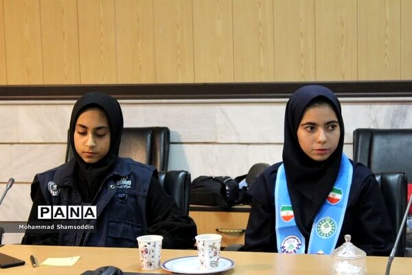 نشست صمیمی دانش‌آموزان با مدیر آموزش و پرورش شهرستان سمنان
