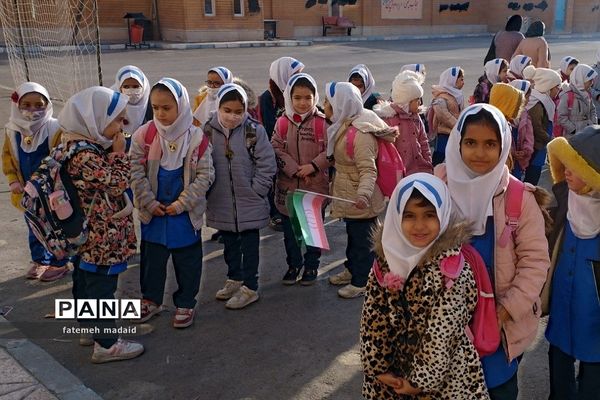 بازدید دانش‌آموزان دبستان مهرآیین بهارستان دو از کارخانه میهن