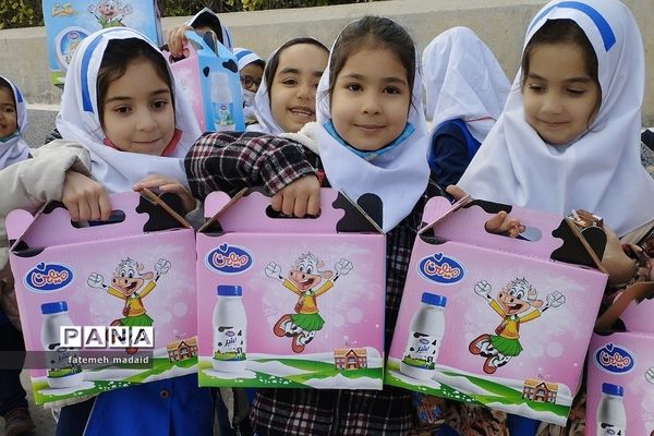 بازدید دانش‌آموزان دبستان مهرآیین بهارستان دو از کارخانه میهن