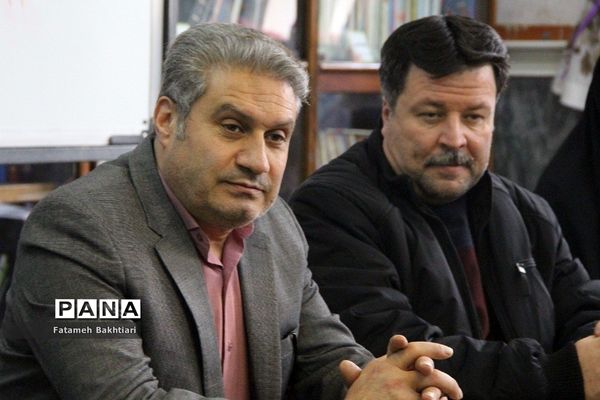 بازدید مسئولان آموزش و پرورش ناحیه یک شهرری از نمایشگاه مدرسه انقلاب