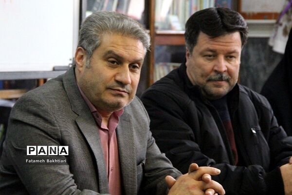 بازدید مسئولان آموزش و پرورش ناحیه یک شهرری از نمایشگاه مدرسه انقلاب