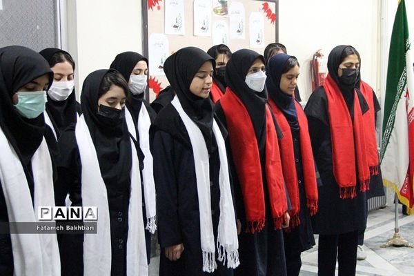 بازدید مسئولان آموزش و پرورش ناحیه یک شهرری از نمایشگاه مدرسه انقلاب