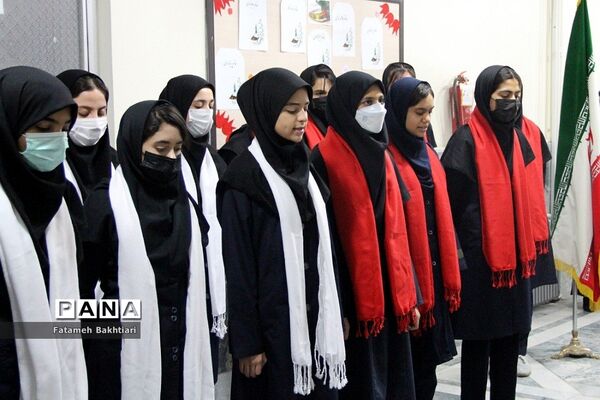 بازدید مسئولان آموزش و پرورش ناحیه یک شهرری از نمایشگاه مدرسه انقلاب