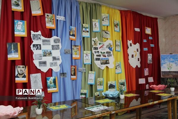 بازدید مسئولان آموزش و پرورش ناحیه یک شهرری از نمایشگاه مدرسه انقلاب