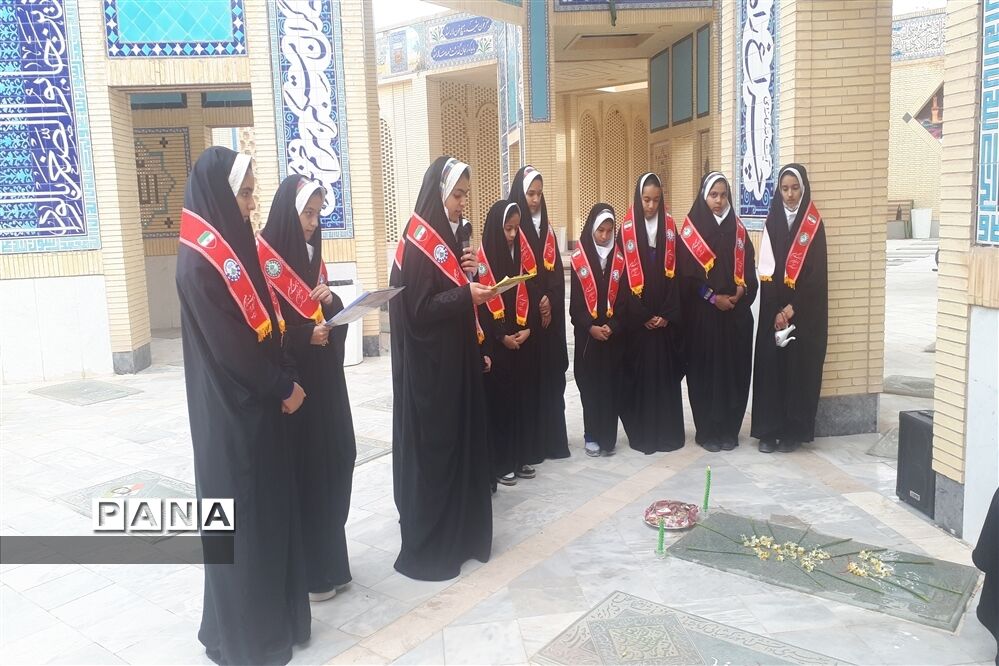 طرح لاله‌های روشن دبستان دین ودانش ابرکوه