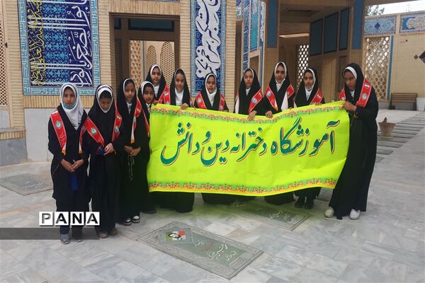 طرح لاله‌های روشن دبستان دین ودانش ابرکوه