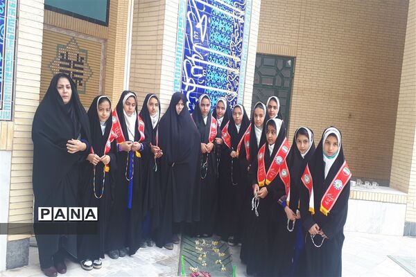 طرح لاله‌های روشن دبستان دین ودانش ابرکوه