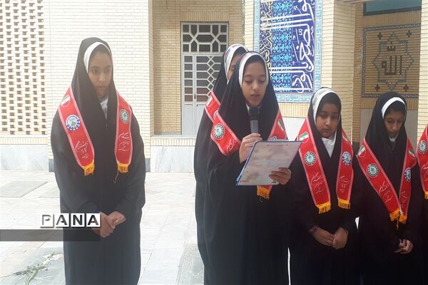 طرح لاله‌های روشن دبستان دین ودانش ابرکوه