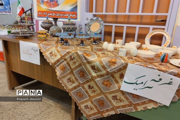 برپایی نمایشگاه صنایع‌دستی دانش‌آموزان مدرسه عصمت صفادشت