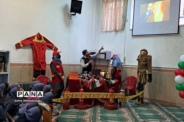 نمایشگاه دستاوردهای دانش‌آموزان در دبیرستان ولیعصر (عج) ناحیه یک شهرری
