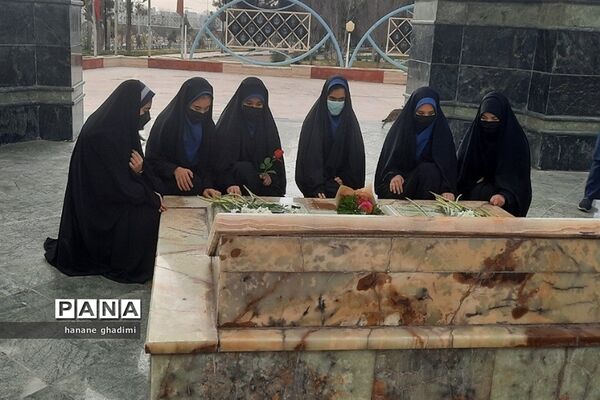 تجدید میثاق دانش‌آموزان دبیرستان ندای‌ زهرا(س)با شهدا در گلزار شهدای‌گمنام قرچک