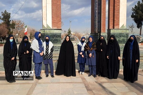 تجدید میثاق دانش‌آموزان دبیرستان ندای‌ زهرا(س)با شهدا در گلزار شهدای‌گمنام قرچک