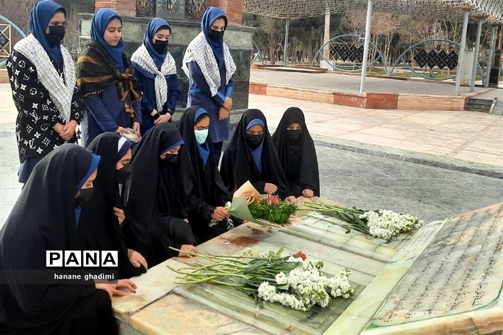 تجدید میثاق دانش‌آموزان دبیرستان ندای‌ زهرا(س)با شهدا در گلزار شهدای‌گمنام قرچک