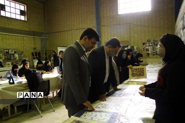 آیین برپایی نمایشگاه دستاوردهای هنرستان دخترانه آمنه در ناحیه یک اهواز