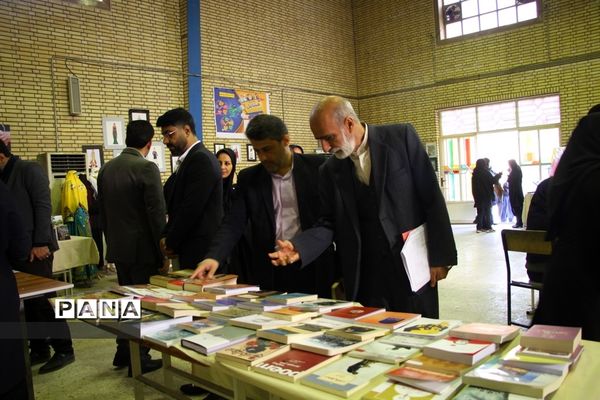 آیین برپایی نمایشگاه دستاوردهای هنرستان دخترانه آمنه در ناحیه یک اهواز