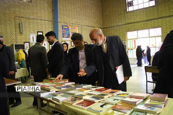 آیین برپایی نمایشگاه دستاوردهای هنرستان دخترانه آمنه در ناحیه یک اهواز