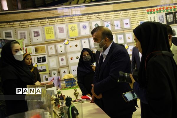 آیین برپایی نمایشگاه دستاوردهای هنرستان دخترانه آمنه در ناحیه یک اهواز