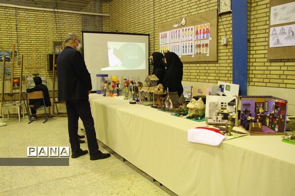 آیین برپایی نمایشگاه دستاوردهای هنرستان دخترانه آمنه در ناحیه یک اهواز
