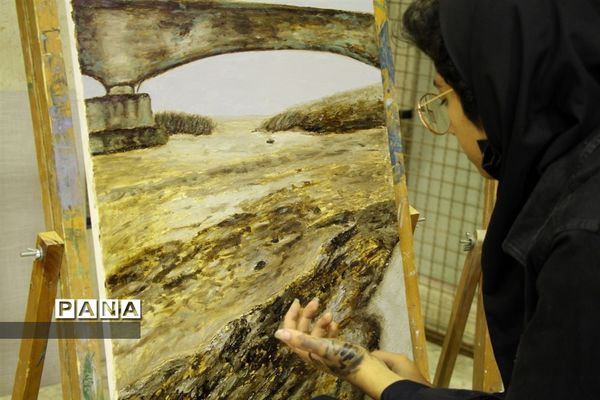 آیین برپایی نمایشگاه دستاوردهای هنرستان دخترانه آمنه در ناحیه یک اهواز