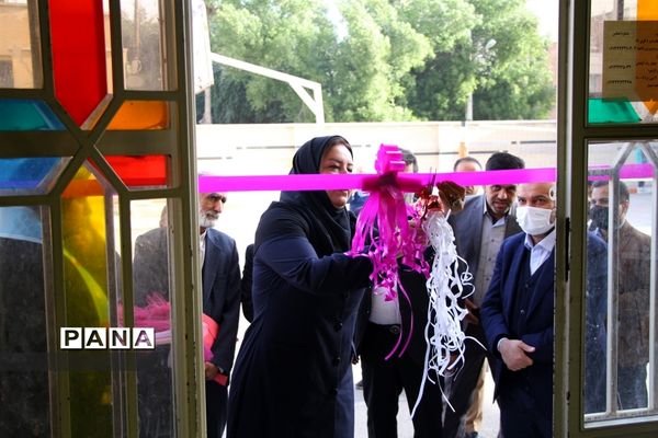 آیین برپایی نمایشگاه دستاوردهای هنرستان دخترانه آمنه در ناحیه یک اهواز