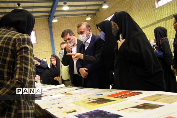 آیین برپایی نمایشگاه دستاوردهای هنرستان دخترانه آمنه در ناحیه یک اهواز