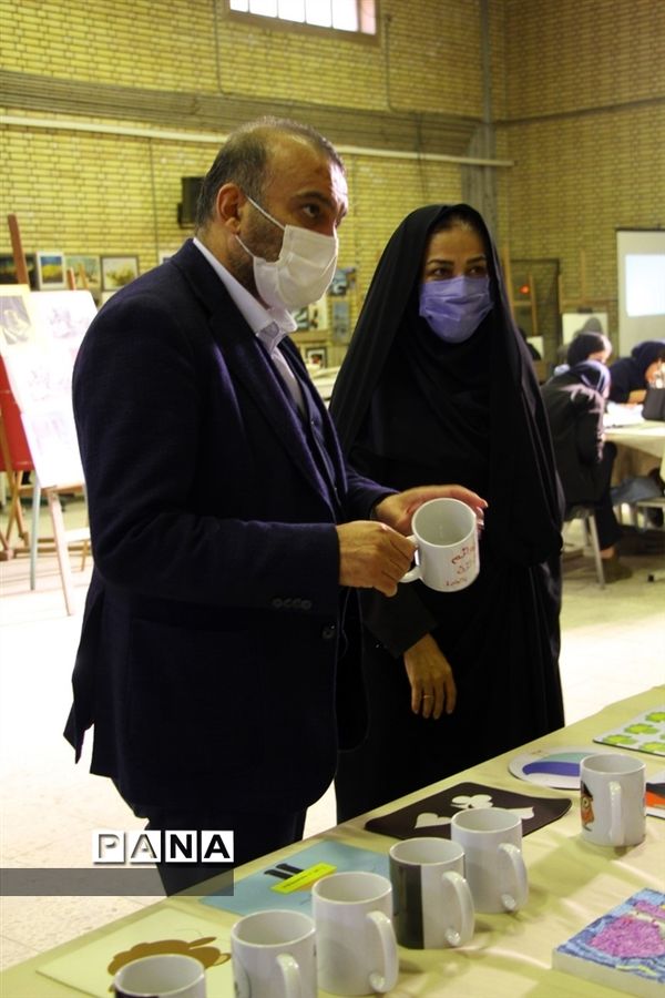 آیین برپایی نمایشگاه دستاوردهای هنرستان دخترانه آمنه در ناحیه یک اهواز