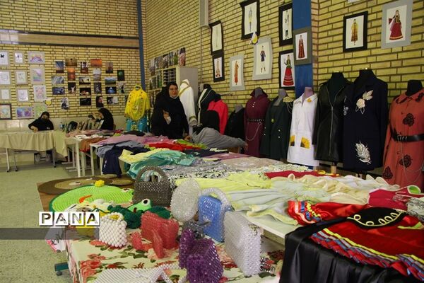 آیین برپایی نمایشگاه دستاوردهای هنرستان دخترانه آمنه در ناحیه یک اهواز