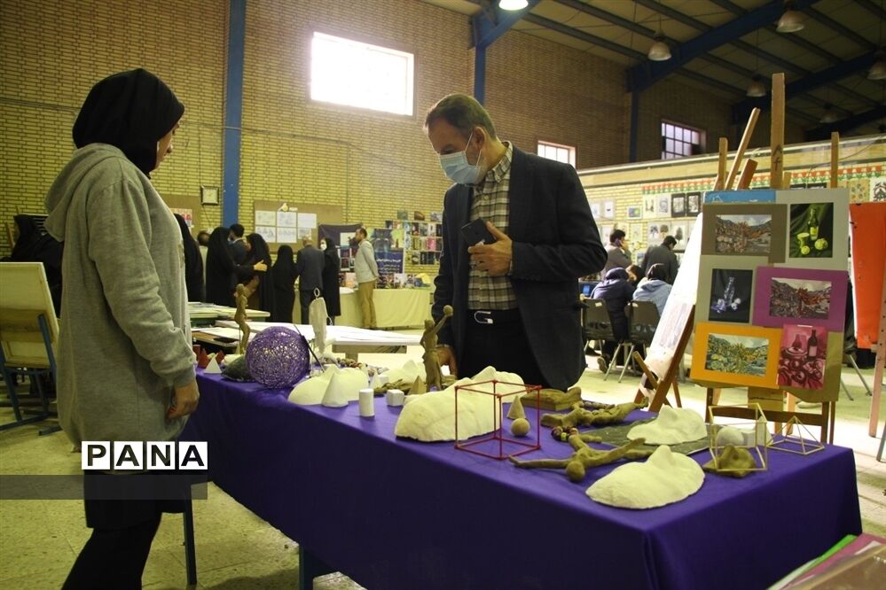 آیین برپایی نمایشگاه دستاوردهای هنرستان دخترانه آمنه در ناحیه یک اهواز