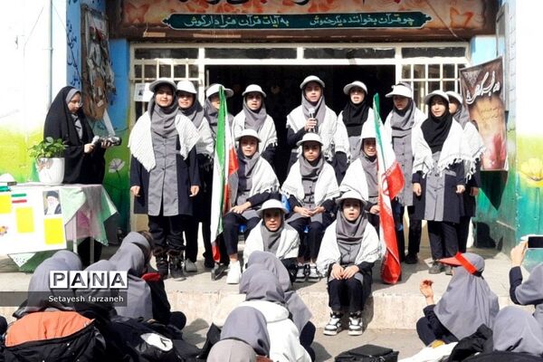 برگزاری جشن دهه‌ فجر در دبیرستان شهید شرافت بهارستان دو