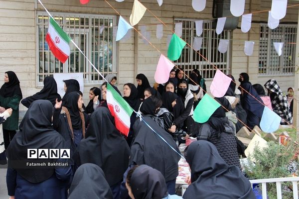 جشنواره غذا در دییرستان حضرت زینب(س) ناحیه یک شهرری به مناسبت ایام الله دهه فجر