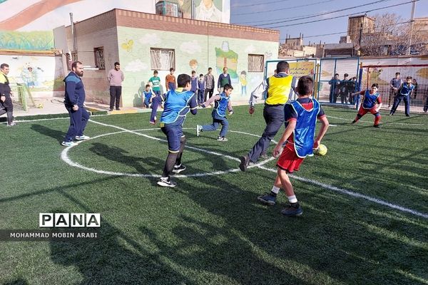 آیین افتتاح زمین چمن فوتسال در دبستان شهیدان قمی فشافویه