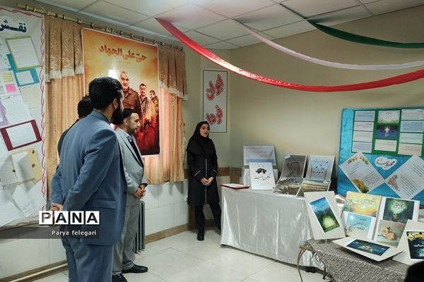 نمایشگاه مدرسه‌ انقلاب در آموزشگاه فرزانگان شهرستان قرچک