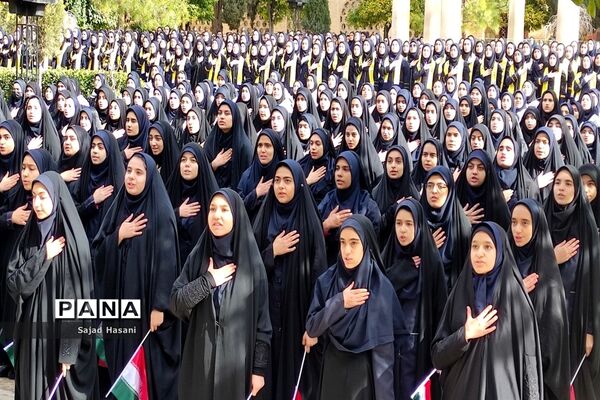 اجرای سرود 1357 نفری دانش‌آموزان دختر شیراز
