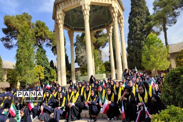 اجرای سرود 1357 نفری دانش‌آموزان دختر شیراز