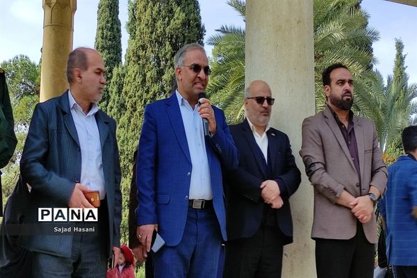 اجرای سرود 1357 نفری دانش‌آموزان دختر شیراز