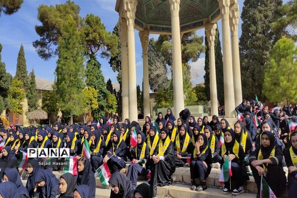 اجرای سرود 1357 نفری دانش‌آموزان دختر شیراز