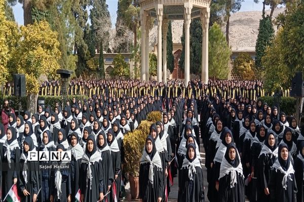 اجرای سرود 1357 نفری دانش‌آموزان دختر شیراز