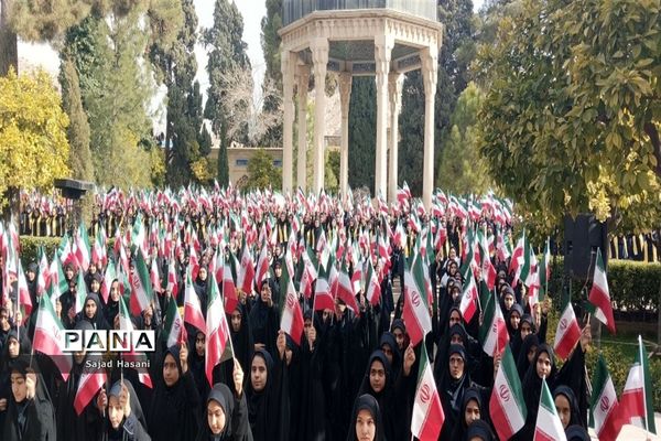 اجرای سرود 1357 نفری دانش‌آموزان دختر شیراز