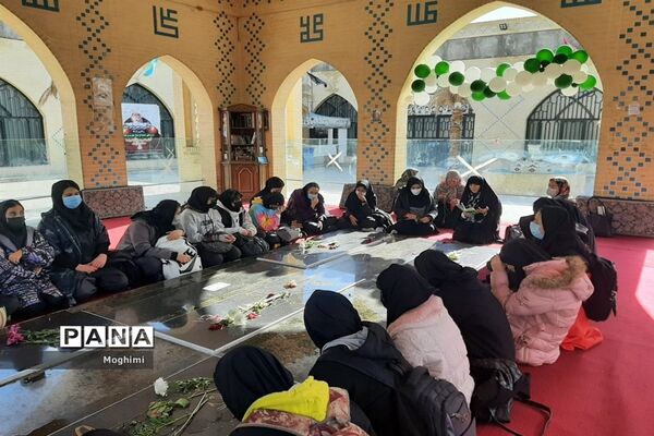 زیارت مقبره شهدای گمنام توسط دانش‌آموزان هنرستان سمیه منطقه ۱۳