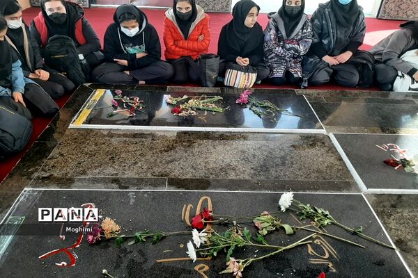 زیارت مقبره شهدای گمنام توسط دانش‌آموزان هنرستان سمیه منطقه ۱۳