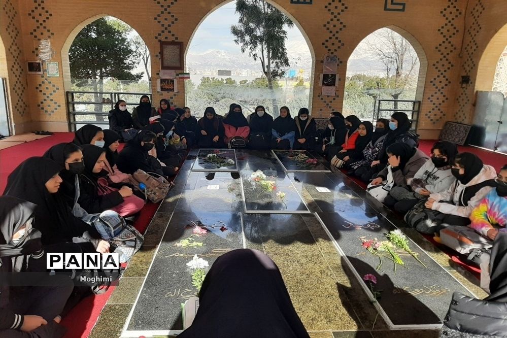 زیارت مقبره شهدای گمنام توسط دانش‌آموزان هنرستان سمیه منطقه ۱۳