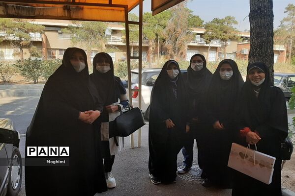 زیارت مقبره شهدای گمنام توسط دانش‌آموزان هنرستان سمیه منطقه ۱۳