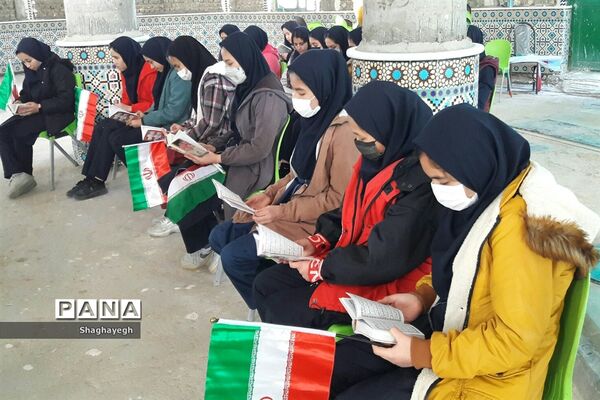 حضور گروهی از دانش آموزان در امامزاده هادی (ع) و گلباران مزار شهدای گمنام بخش جوادآباد