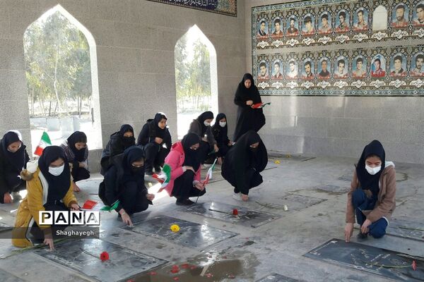 حضور گروهی از دانش آموزان در امامزاده هادی (ع) و گلباران مزار شهدای گمنام بخش جوادآباد