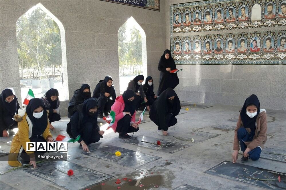 حضور گروهی از دانش آموزان در امامزاده هادی (ع) و گلباران مزار شهدای گمنام بخش جوادآباد