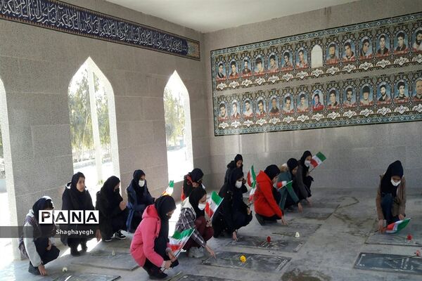 حضور گروهی از دانش آموزان در امامزاده هادی (ع) و گلباران مزار شهدای گمنام بخش جوادآباد
