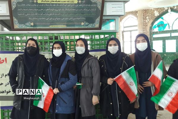 حضور گروهی از دانش آموزان در امامزاده هادی (ع) و گلباران مزار شهدای گمنام بخش جوادآباد