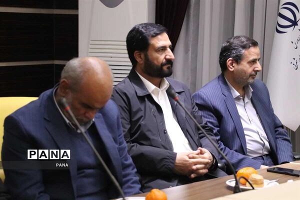 تجلیل از دانش‌آموزان فرزند شهید و خانواده معظم معلمان شهید انقلاب اسلامی در تبریز